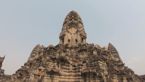 Tilting-shot-showing-the-temple-located-at-Ankor-Was-in-Cambodia,-bright-sunny-daylight