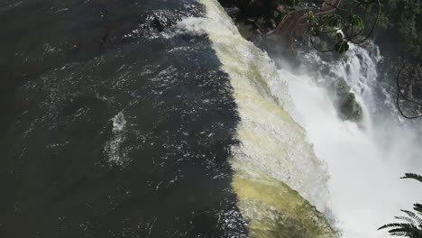 Panning-View-Down-Steep-Waterfall-Edge,-Beautiful-Pouring-Clear-River-Water-Falling-off-Sharp-Cliff,-Beaitful-Aesthetic-View-of-Slow-Motion-Picturesque-Stream-in-Igazu-Falls,-Argentina,-South-America