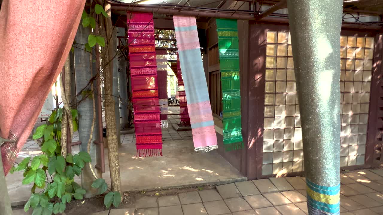 야외 구조물 에 전시 된 태국 직물