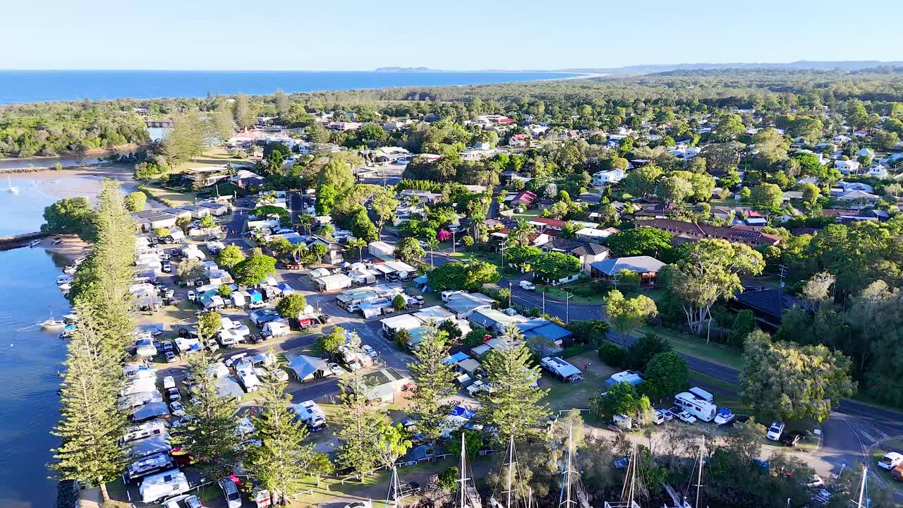 경치 좋은 강, 울창한 초록색, 해안 도시