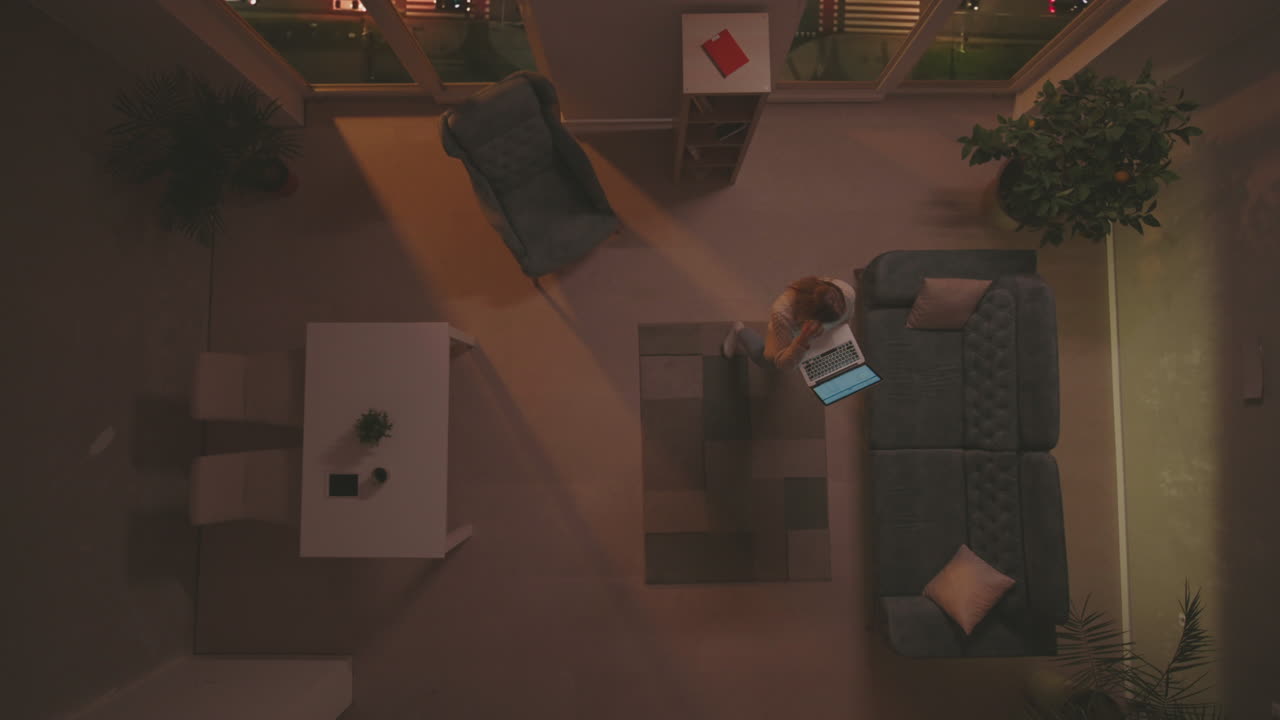 노트북을 사용하는 여자와 방에서 는 여자