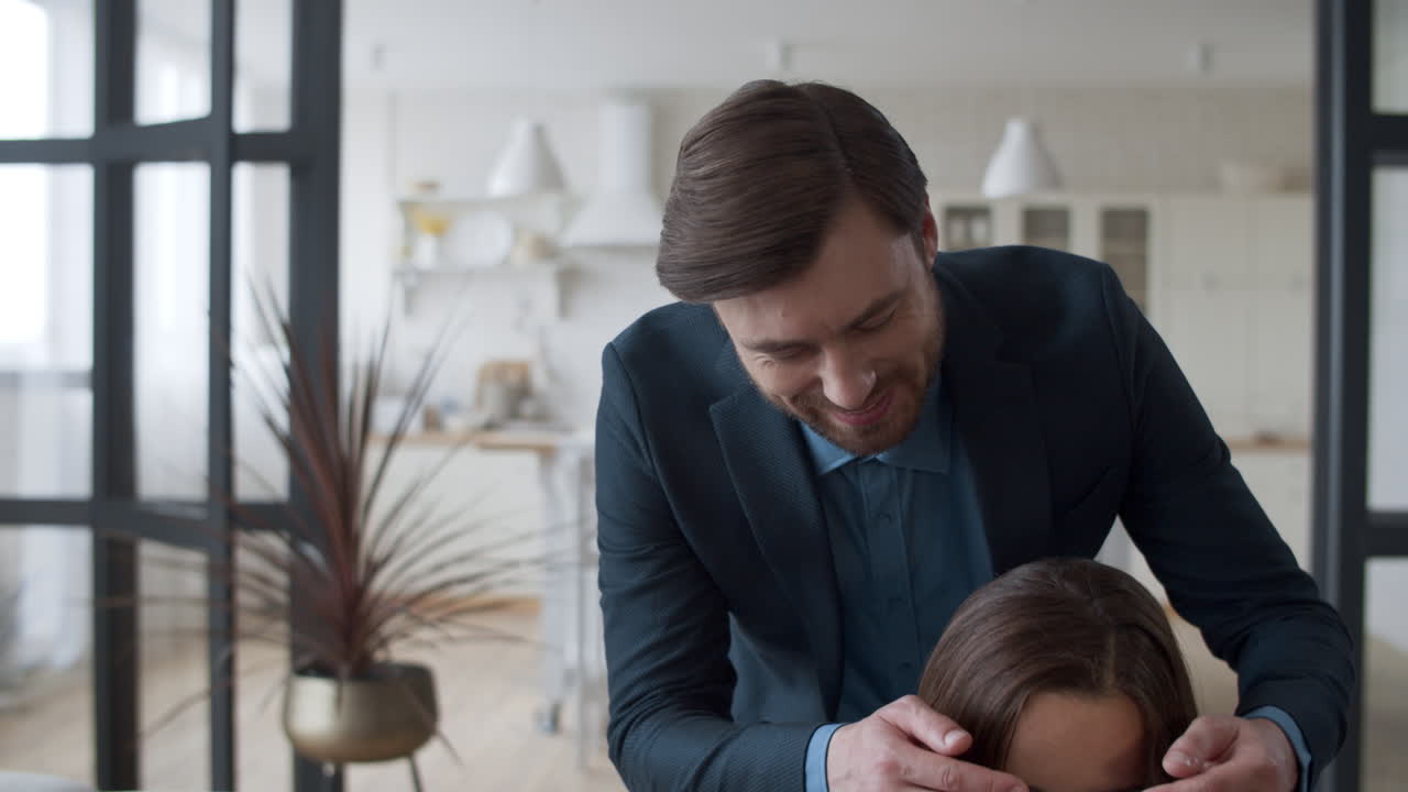로맨틱 한 부부 가 집 에서 함께 행복 한 시간 을 보내고 있다. 남편 은 눈 을 가리고 있다