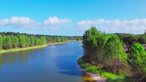 Drone-Moviéndose-Cerca-De-Un-Río-En-Montargil,-Portugal