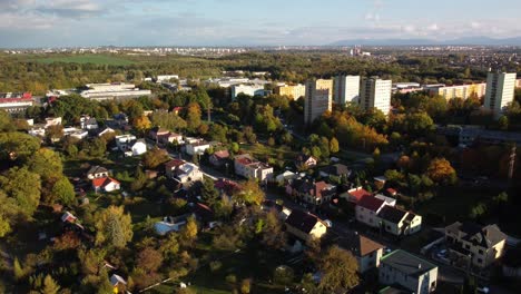 Ciudad-De-Ostrava,-República-Checa---Un-Amplio-Panorama-Del-Paisaje-Urbano-En-Otoño---Retroceso-Aéreo