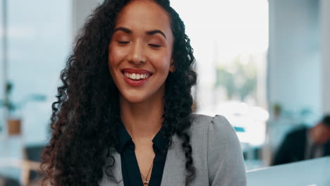 Sonrisa-En-La-Cara,-Inicio-Y-Mujer-En-La-Oficina-Moderna