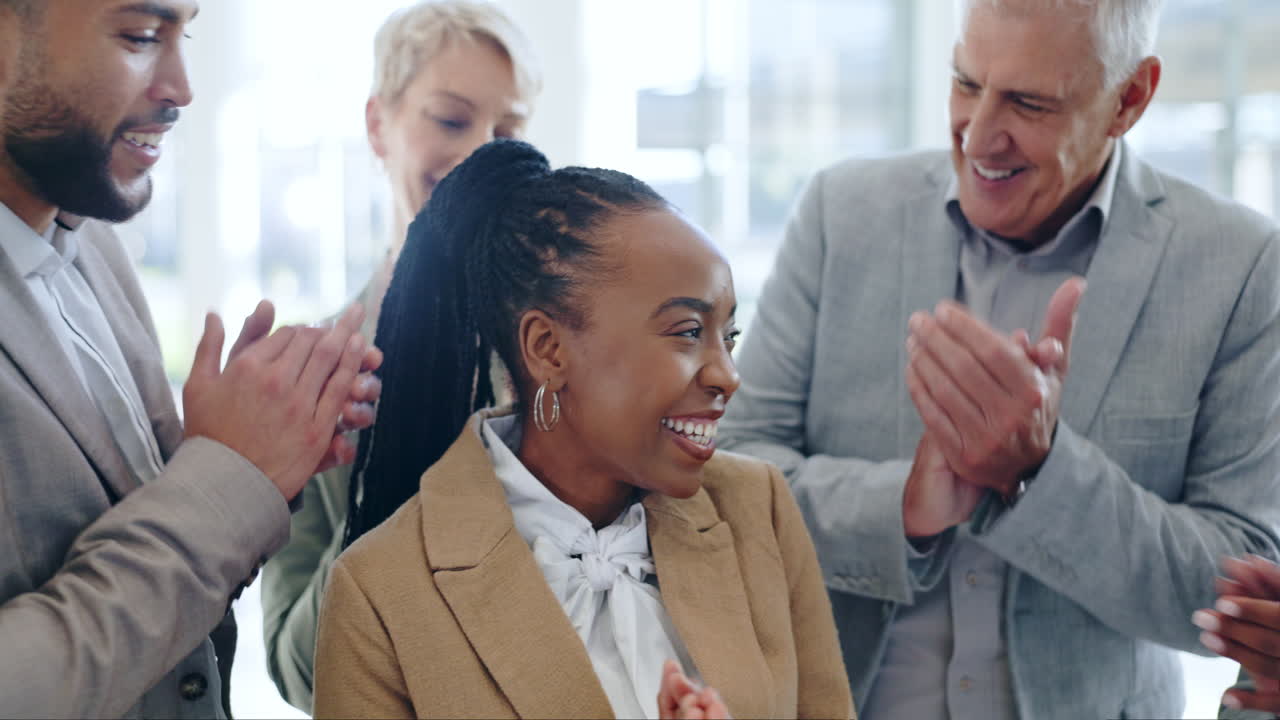 mujer de negocios, ganadora y aplausos por el éxito