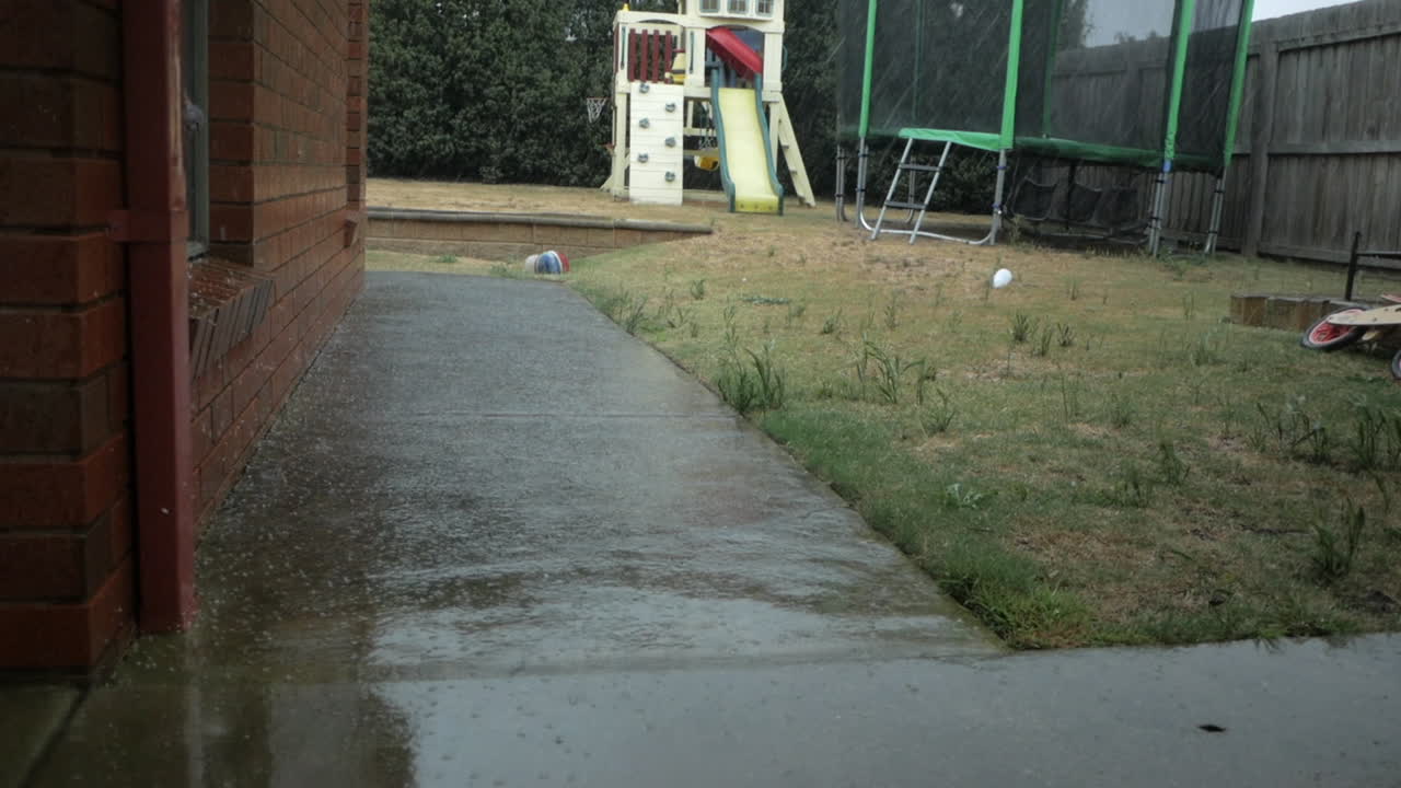 여름이 끝날 때 교외 거리에서 야생 우박 폭풍