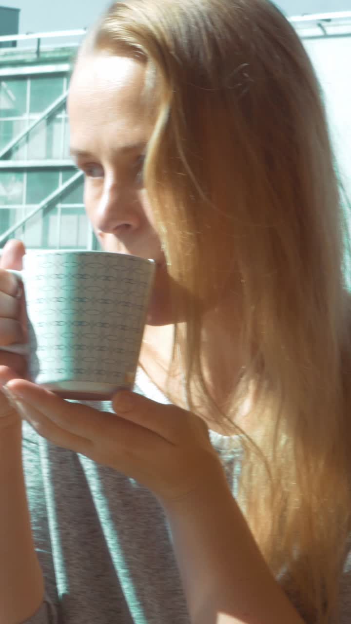 커피를 마시는 여자