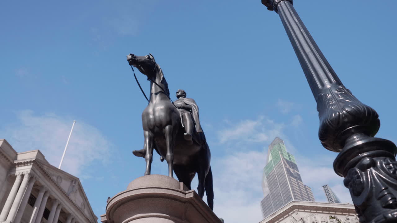 런던의 영국 은행 앞 웰링턴 공작 동상