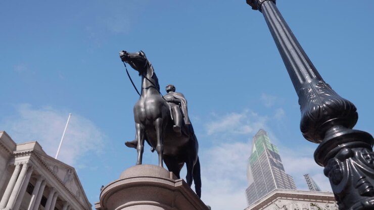 La statua del Duca di Wellington davanti alla Banca d'Inghilterra a Londra