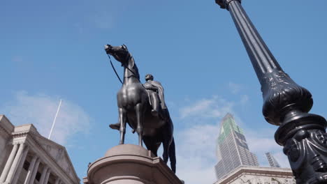 The-Duke-of-Wellington-statue-in-front-of-the-Bank-of-England-in-London