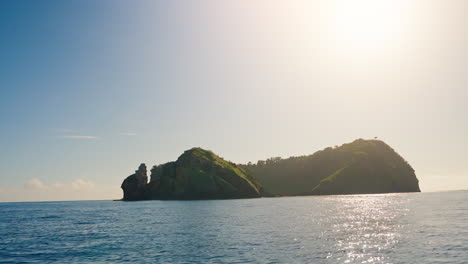 vista en cámara lenta desde el nivel del mar de la isla volcánica de vila franca do campo en las azores, portugal