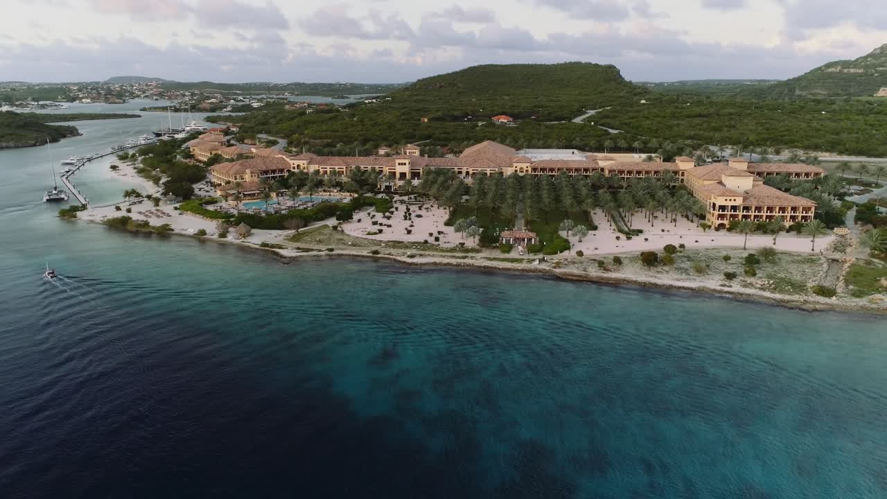 Ripresa aerea ad alta quota della spiaggia di Santa Barbara, una spiaggia privata sull'isola caraibica olandese di Curaçao, situata a sud-est dell'isola