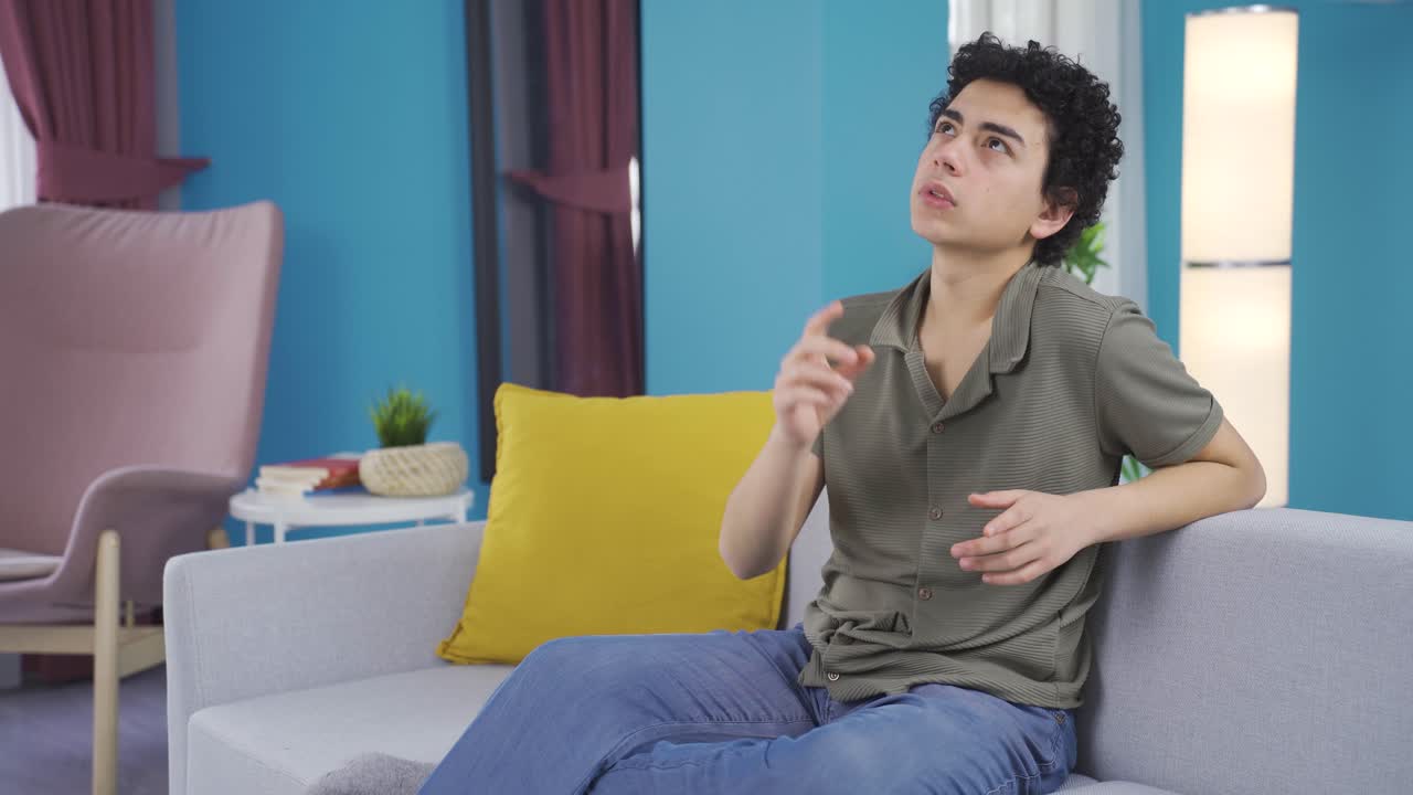 그 소년은 혼자 얘기하고 있었어요.