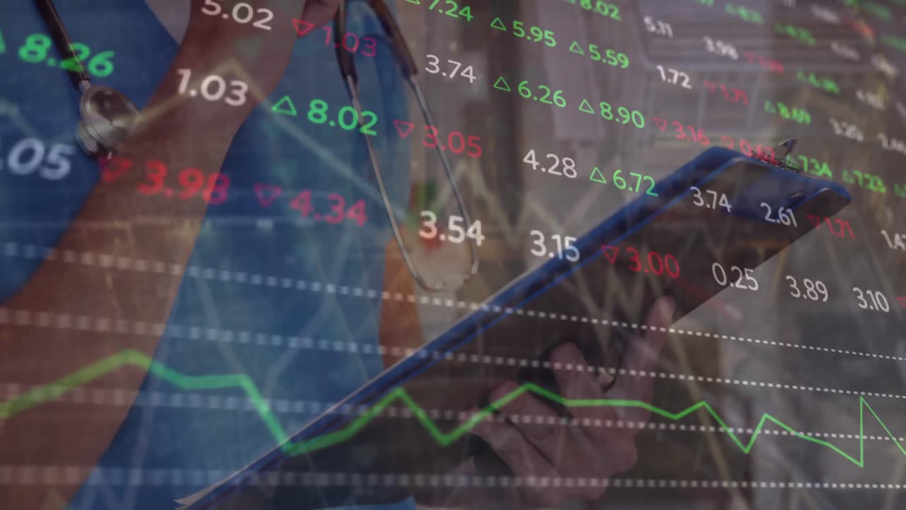 Animación del procesamiento de datos sobre un médico caucásico