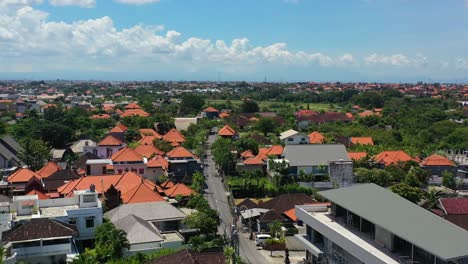 Techos-Naranjas-De-Casas-Balinesas-En-El-Barrio-De-Umalas-En-Un-Día-Soleado,-Antena