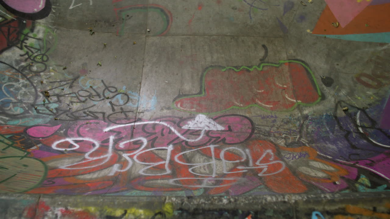 vista superior de un niño caucásico patinando en el parque.