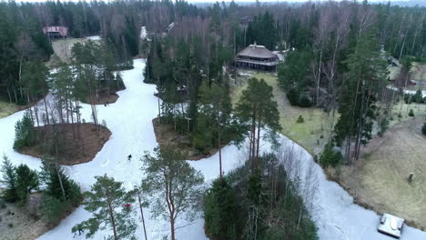 Touristen,-Die-Im-Winter-Tagsüber-Auf-Dem-Zugefrorenen-See-Spazieren-Und-Schlittschuh-Laufen