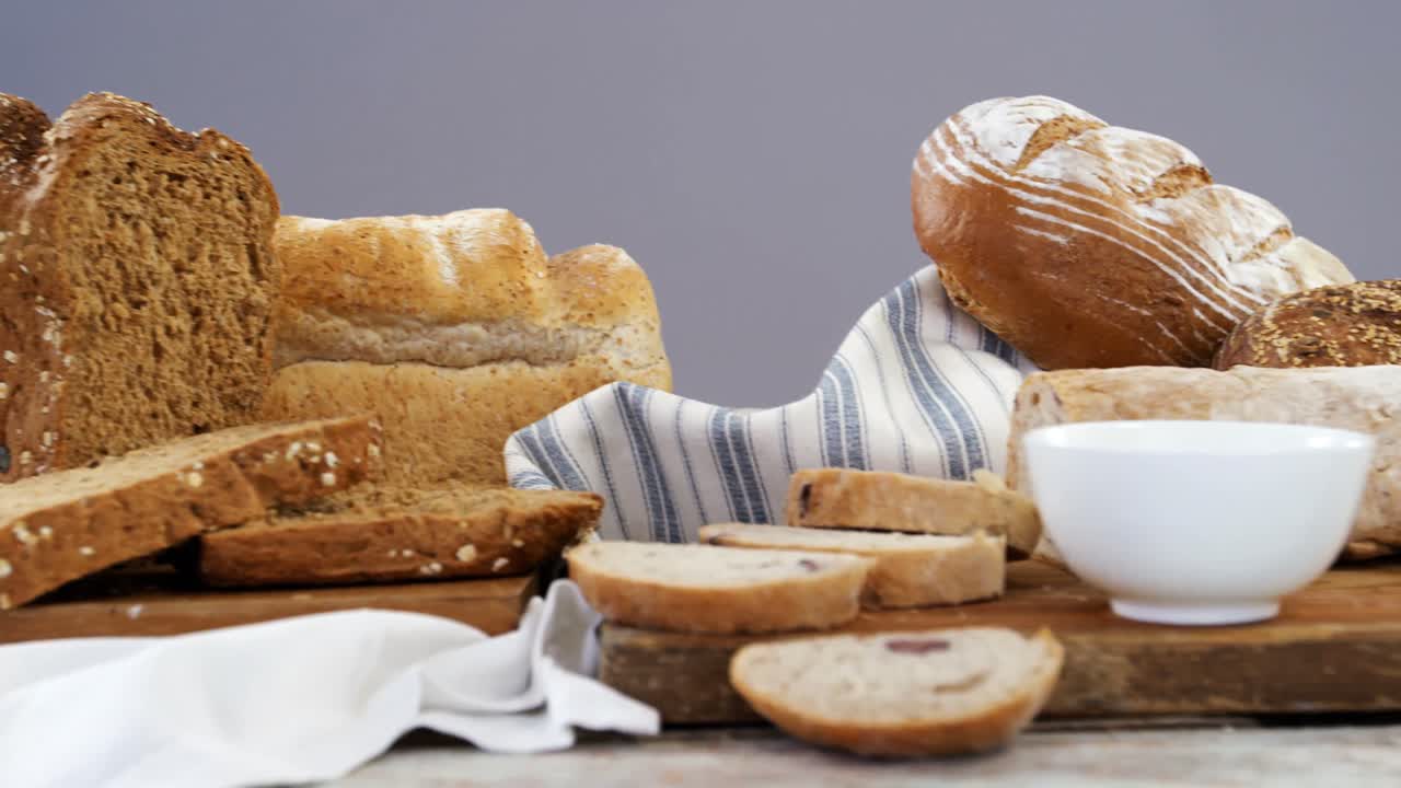 varios panes con mantequilla en una mesa de madera