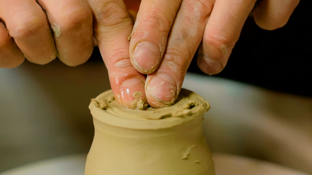taza de conformación de alfarero profesional en el taller de cerámica