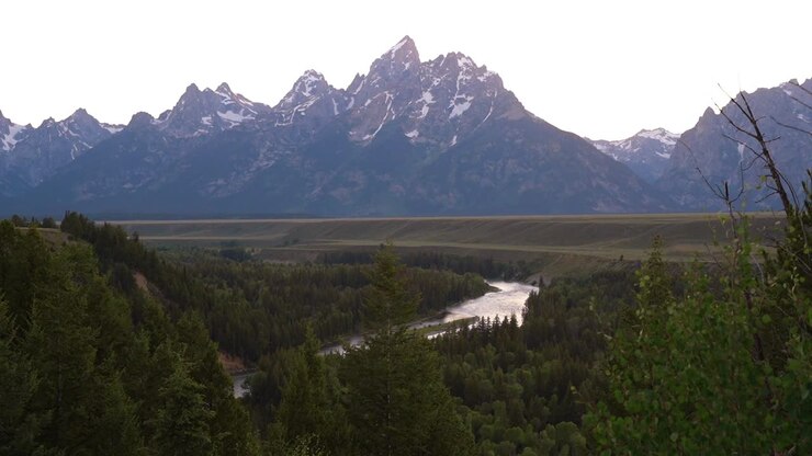 Vista del monte Grand Teton con il fiume Snake sotto, in Wyoming