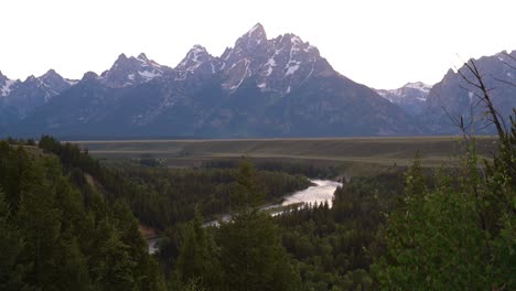 vista de la montaña grand teton con el río serpiente debajo en wyoming