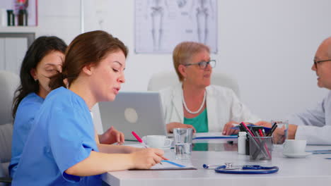 Krankenschwester-überprüft-Patientenliste-Während-Des-Brainstormings