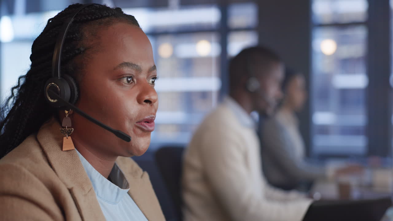 Telemarketing, donna di colore che parla