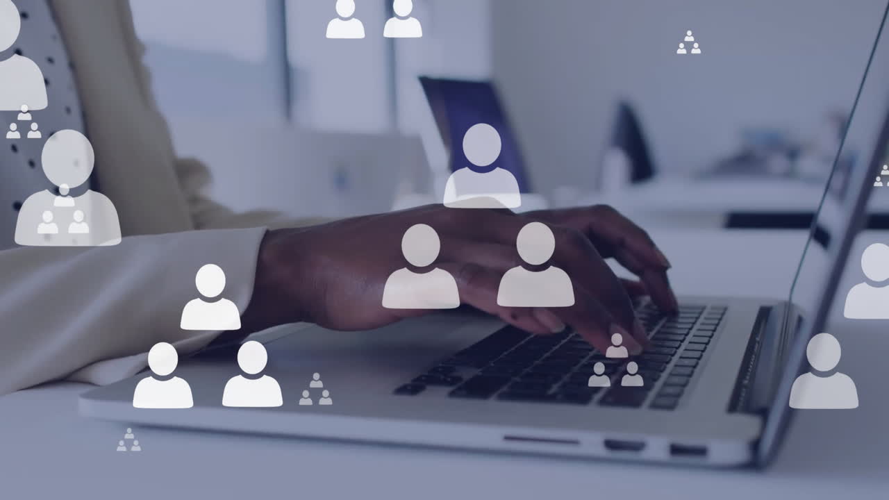 animación de procesamiento de datos sobre mujer de negocios afroamericana usando computadora en la oficina