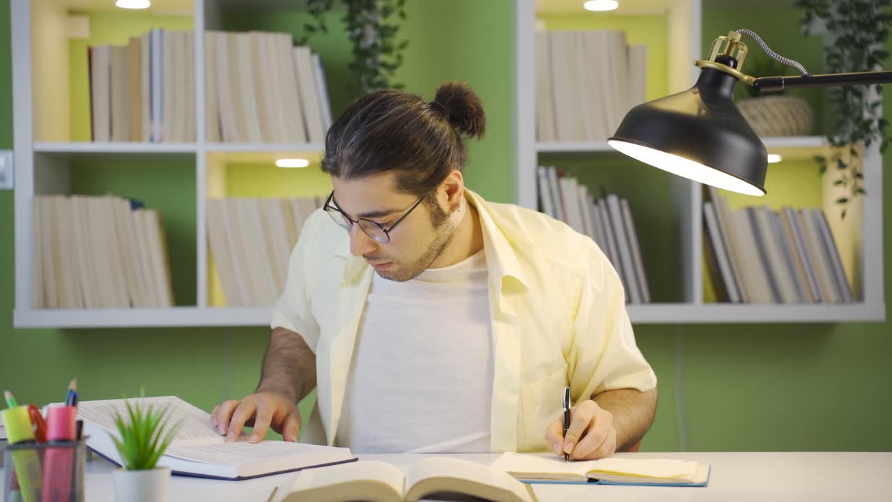 estudiante universitario pensativo hombre estudiando.