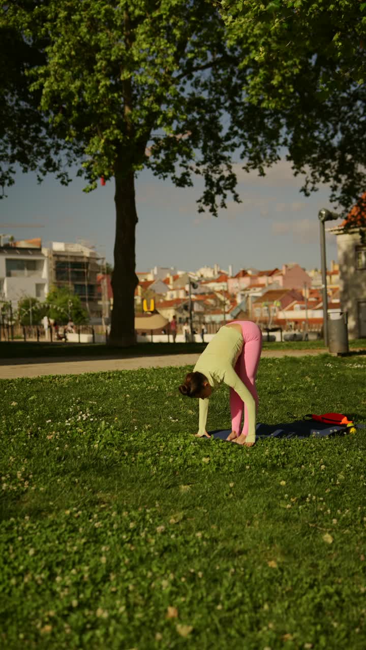 mujer practicando yoga en un parque
