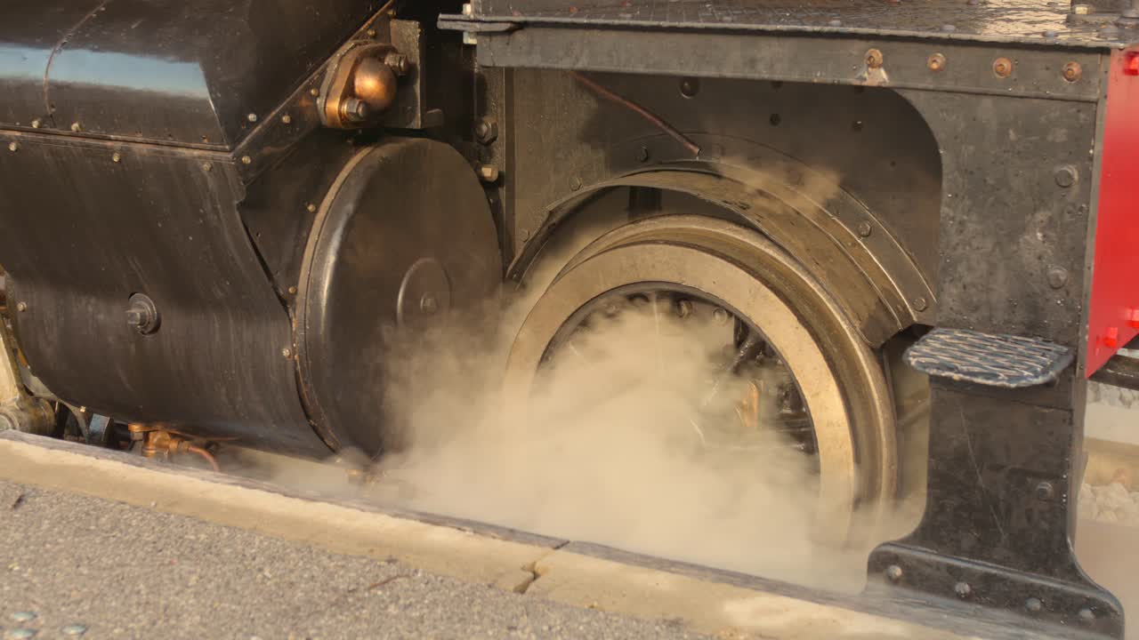 Nahaufnahme eines Rades einer Vintage-Dampflokomotive, nostalgische Reiseerlebnisse in Europa