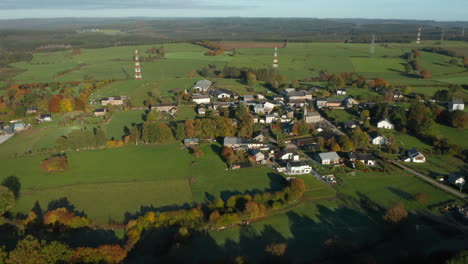 Malerisches-Dorf-In-Grüner-Landschaft-An-Einem-Sonnigen-Morgen-In-Sommerain-In-Luxemburg,-Belgien