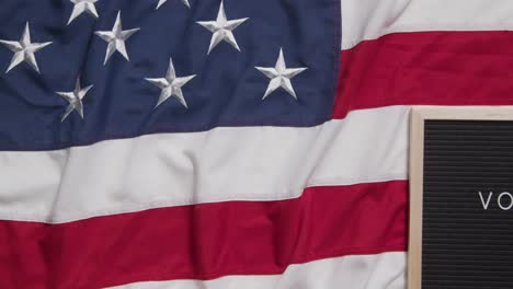 señal de lectura voto mintiendo en los estados unidos estrellas y rayas bandera para las elecciones estadounidenses 2024
