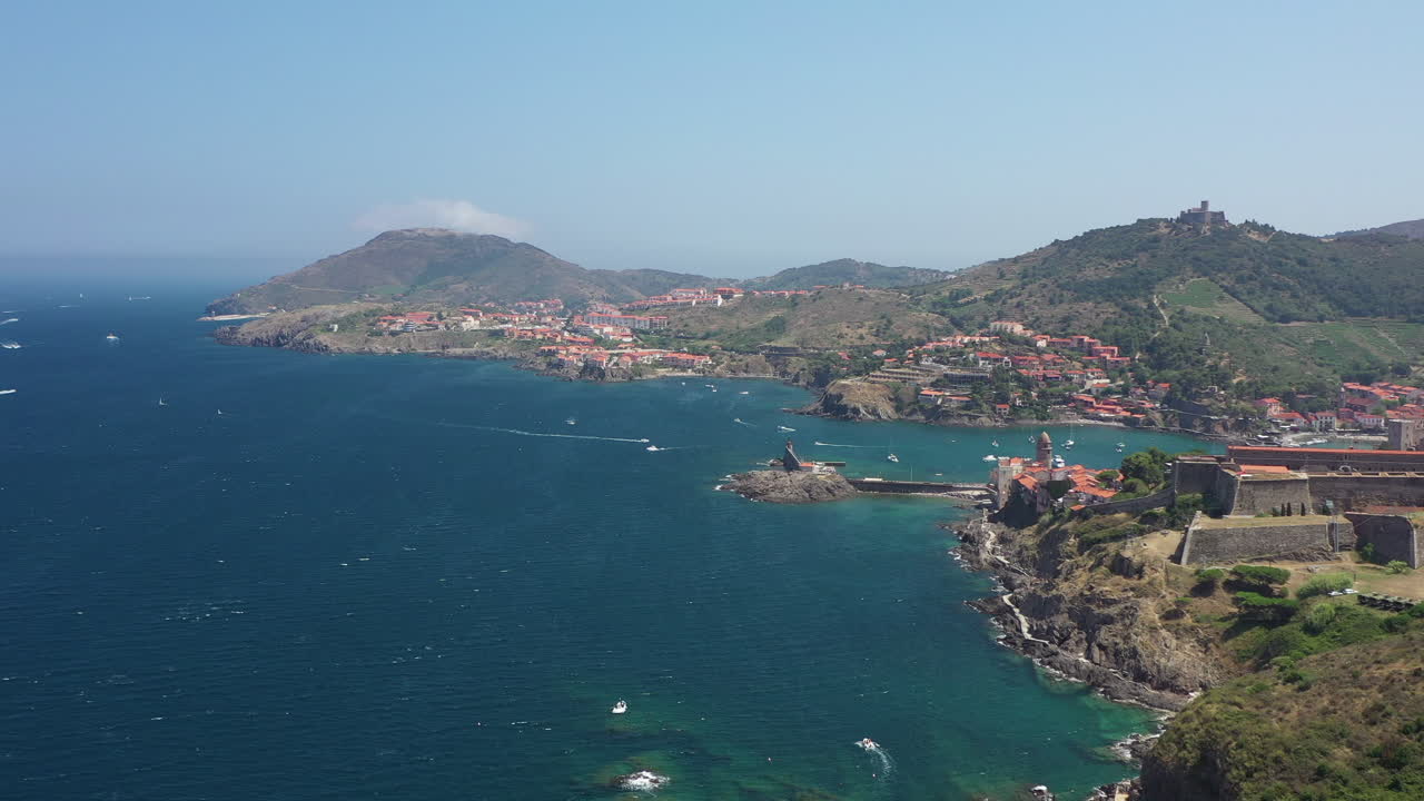 Ripresa aerea vicino alla città e al porto storico di Collioure e al confine franco-spagnolo sul Mar Mediterraneo.
