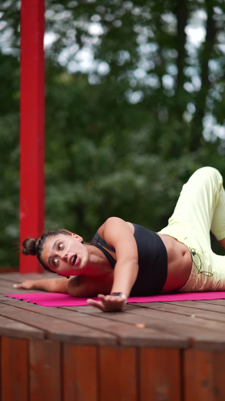 Donna in posa yoga all'aperto