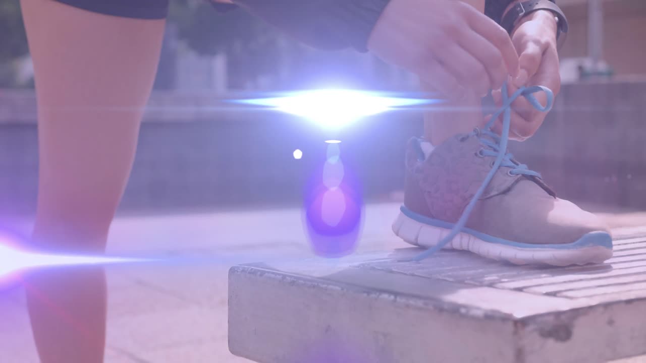 달리기 신발 을  ⁇ 고 있는 쇼트 를 입은 여자 의 발 위 에 움직이는 빛 의 애니메이션