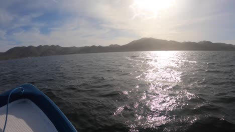 Una-Ballena-Gris-Rocía-Su-Espiráculo-Y-Rompe-Su-Espalda-Fuera-Del-Agua-En-La-Bahía-De-Magdelena,-México