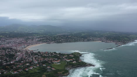 saint-jean-de-luz famoso puerto pesquero turístico en la costa vasca arena natural