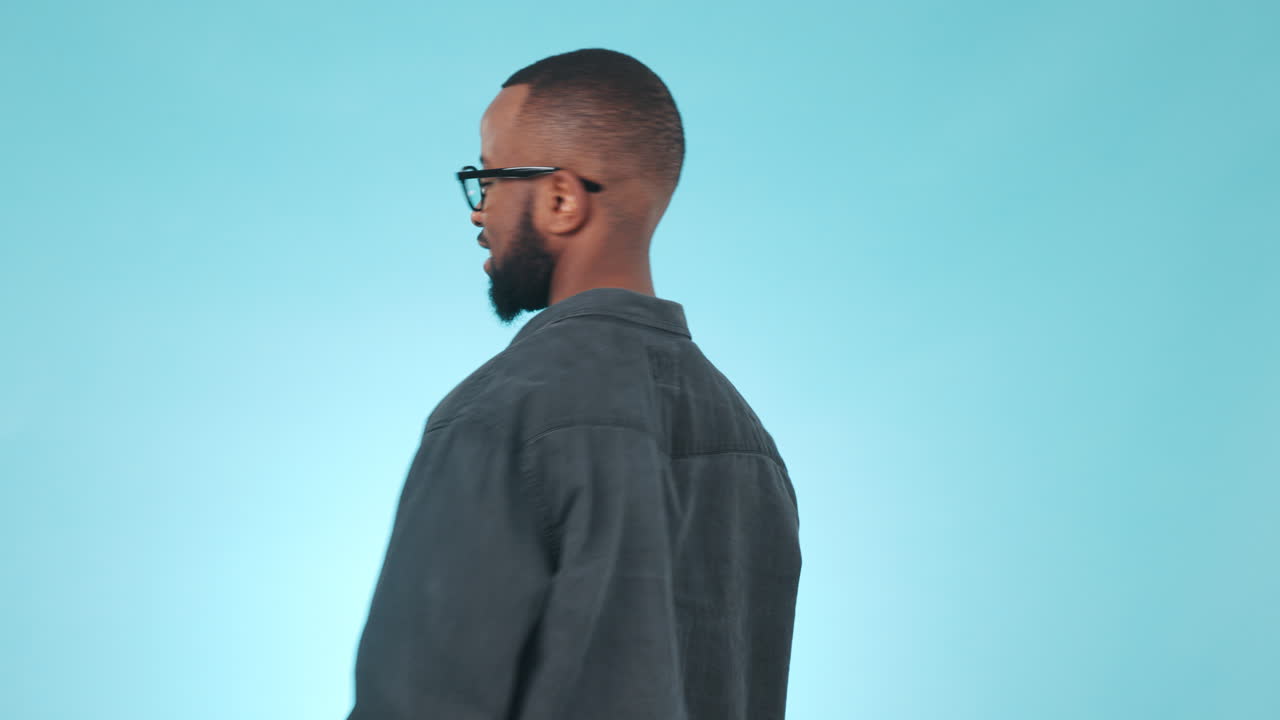 moda, feliz y cara de hombre negro en azul