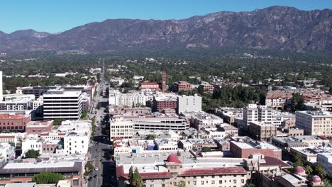 vista aérea, día despejado brillante, edificios en la azotea del centro de pasadena, ubicación escénica de montaña