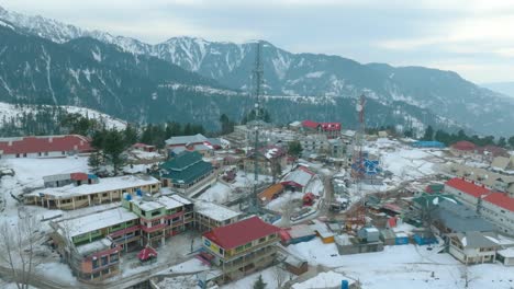 vista aérea de la estación de la colina en el valle de shogran con la torre de telecomunicaciones