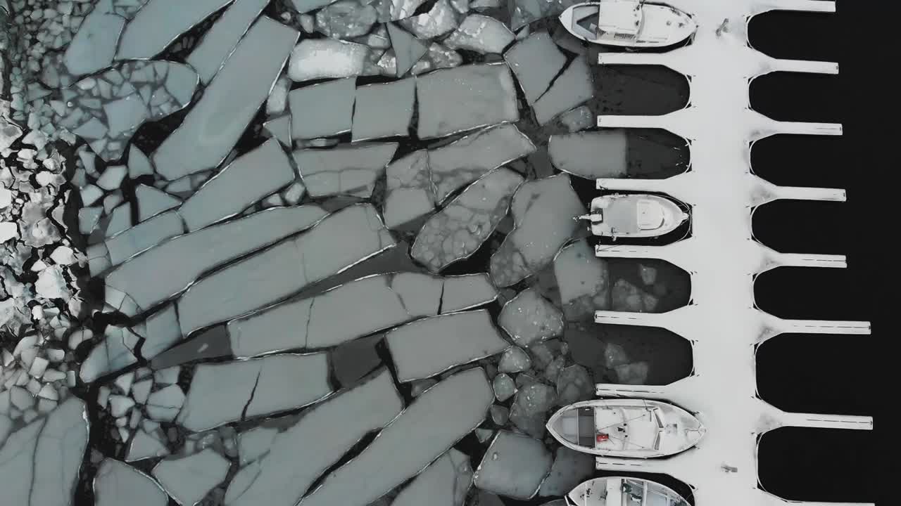 로포텐 섬의 겨울 동안 항구에 얼음 조각이 있는 보트와 얼어붙은 물