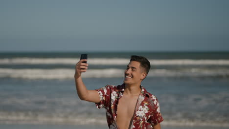 Guy-smiling-at-the-beach