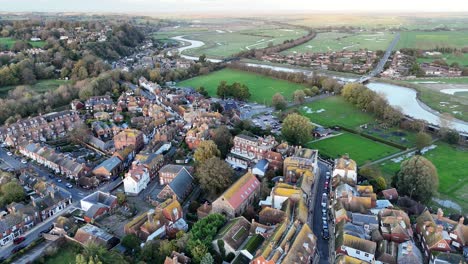 Straßen-Und-Wege-Der-Roggenstadt,-Sussex,-Großbritannien,-Zurückziehen,-Drohnenantenne,-Rückwärts-Offenbaren