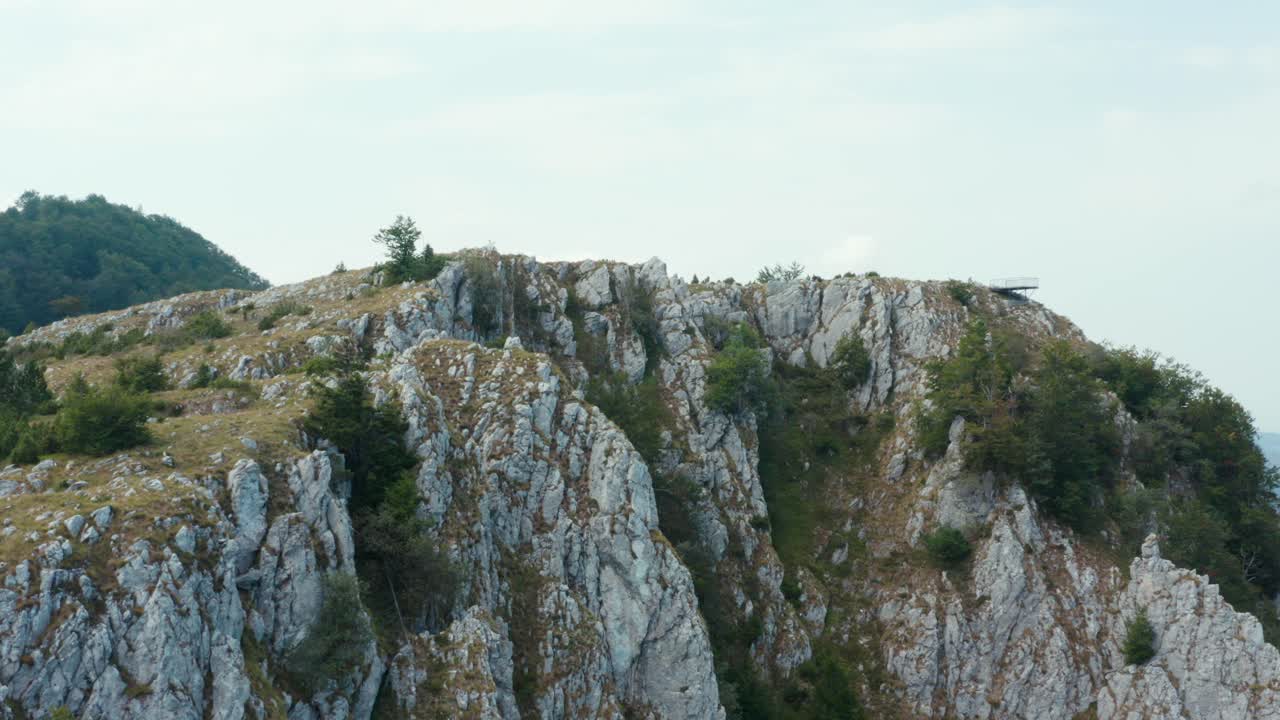 escarpados acantilados rocosos de la montaña mucanj, serbia