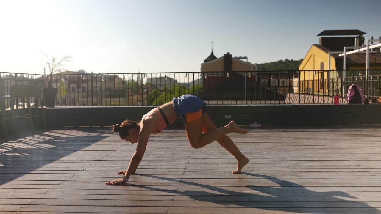 mujer haciendo yoga en un techo