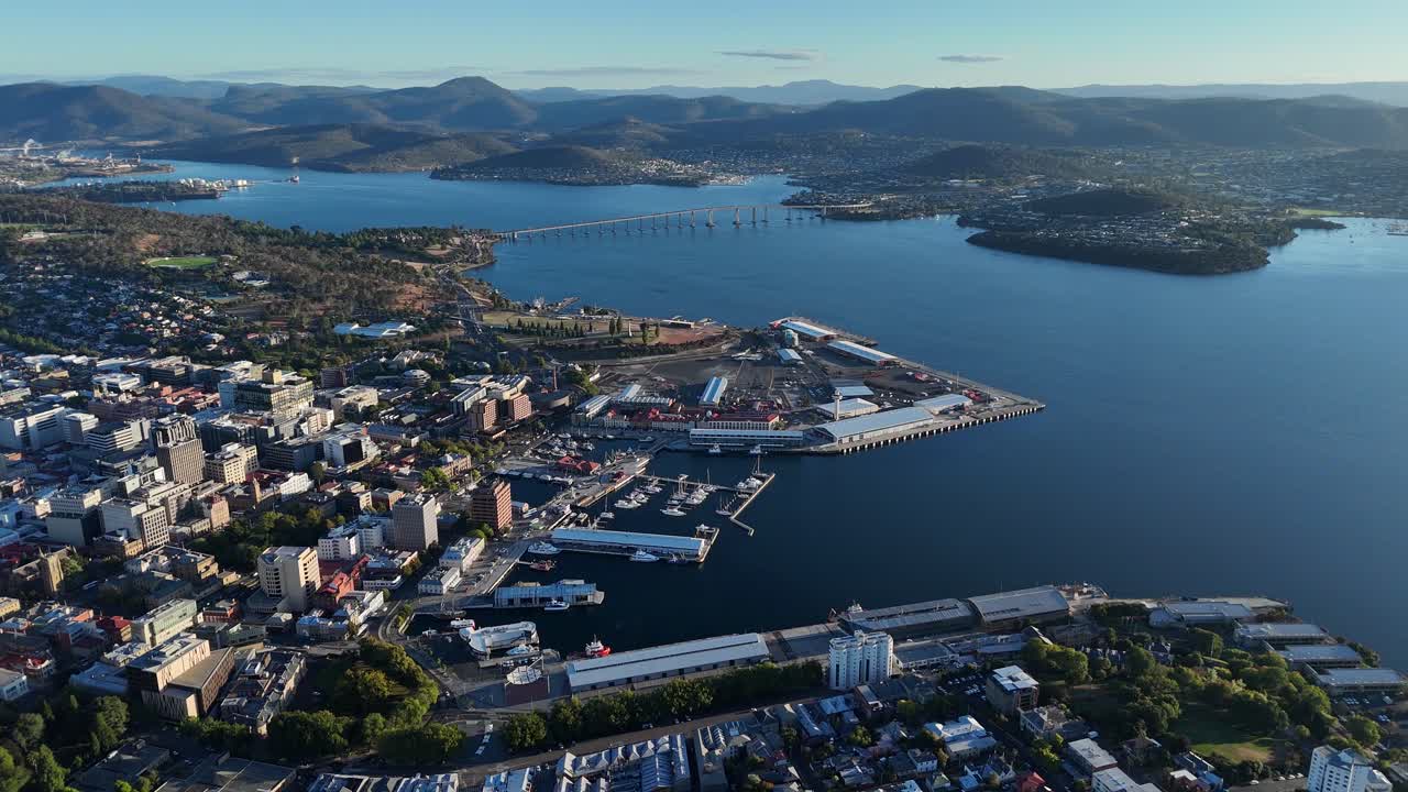 vista aérea de la ciudad de hobart con la zona industrial y el puente de tasmania en el fondo