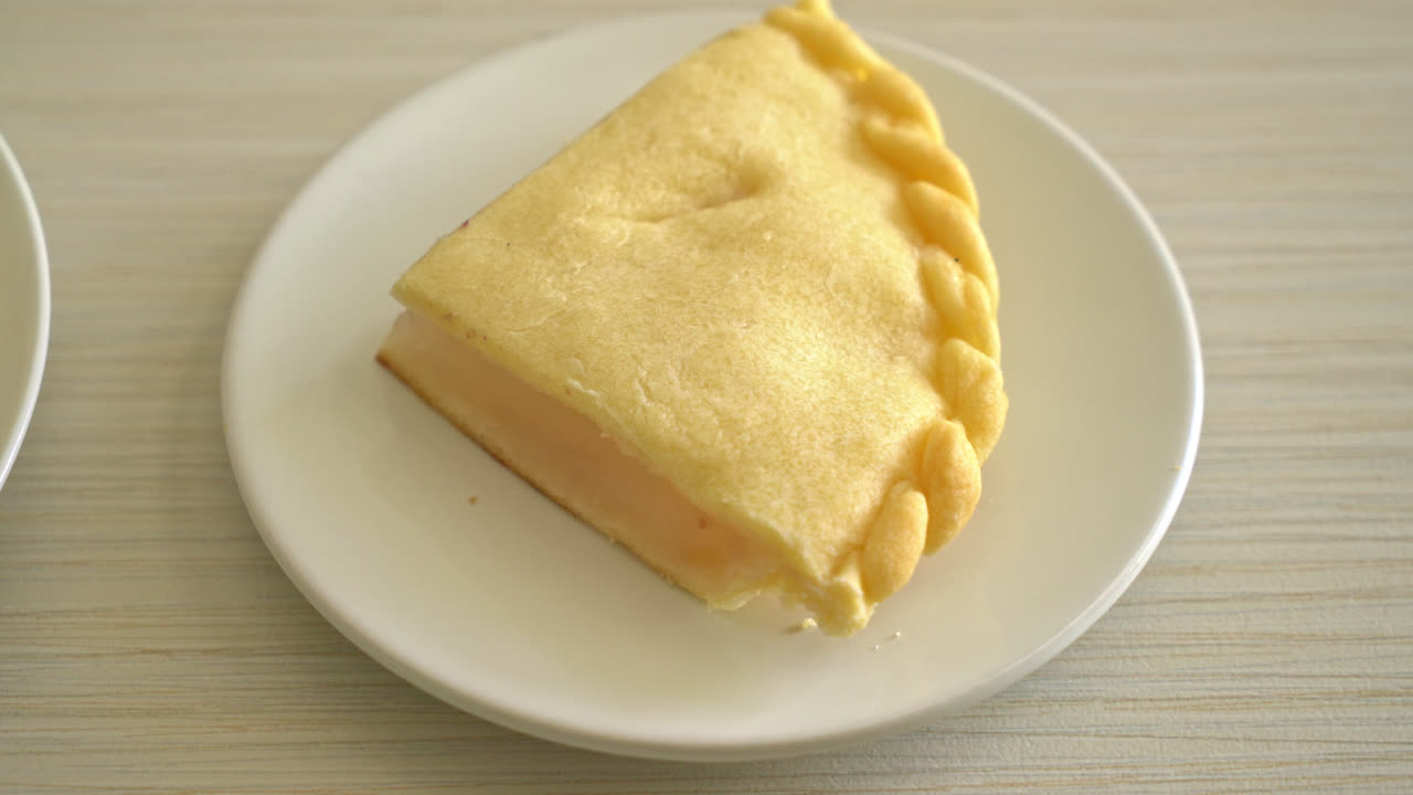 deliciosos pasteles de toddy palm en plato blanco