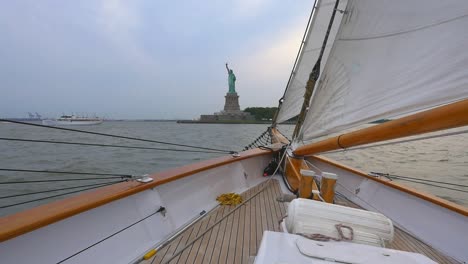 proa de velero de nueva york con estatua de